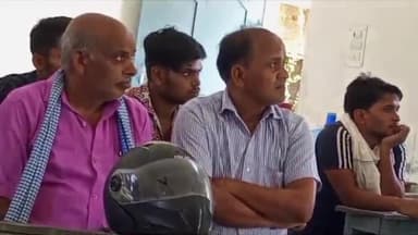 आज मैं सब से कहता हूं मेरी बात मान लो तुम 
छोड़ आपसी झगड़े को अब मेरी व्यथा जान लो तुम #अक्षय_राष्ट्रवादी