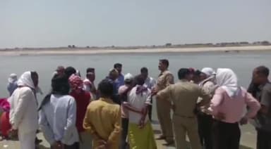 करछना: अरैल गंगा घाट पर दोस्तों के साथ नहाने आया युवक गहरे पानी में डूबा, जल पुलिस व गोताखोर तलाश में जुटे