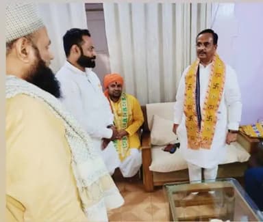 *लखनऊ में पूर्व उप मुख्यमंत्री उत्तर प्रदेश सरकार माननीय डॉक्टर दिनेश शर्मा जी के आवास पर खास मुलाकात की*