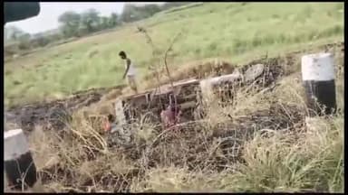 हिलसा: चिकसौरा हिलसा पथ के लोकाईन नदी के पास नेवारी लदा पिकअप वैन सड़क किनारे गड्ढे में पलटी, बाल बाल बचा चालक