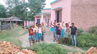 बारसोई: शिवानदपुर पंचायत के अंतर्गत प्राथमिक विद्यालय रामनगर में शौचालय निर्माण हो रही अनियमितता को लेकर ग्रामीणों ने प्रदर्शन क