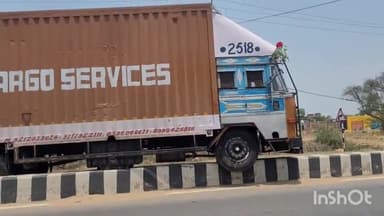 धनरुआ: भखरी मोड़ पर एक अनियंत्रित कंटेनर सड़क के बीचों-बीच डिवाइडर पर चढ़ा, चालक जख्मी