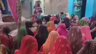 गुनौर: कुसेदर ग्राम में चल रही भागवत कथा का श्रवण करने भारी संख्या में पहुंच रहे लोग