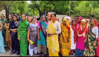 अलवर: वार्ड नंबर 57 की महिलाएं मनु मार्ग जलदाय विभाग पहुंची, पानी की समस्या से अधिकारियों को कराया अवगत