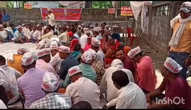 बहराइच: कलेक्ट्रेट स्थित धरनास्थल पर उत्तर प्रदेश पंचायती राज ग्रामीण सफाई कर्मचारी संघ के पदाधिकारियों ने किया धरना प्रदर्शन