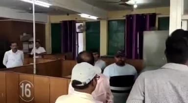 जौनपुर: कलेक्ट्रेट परिसर स्थित विकास भवन का जिलाधिकारी अनुज झा ने सभी पटल का किया औचक निरीक्षण