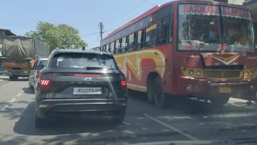 काँगड़ा के 53 मील  में हर दिन लगता है जाम। 
ट्रैफिक पुलिस को कोई ख़बर नही