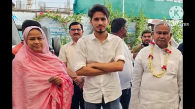 महुआ: सूबे के पूर्व मंत्री इलियास हुसैन एवं उनकी पुत्री महुआ विधानसभा के पूर्व प्रत्याशी डॉ आसमा परवीन हज यात्रा के लिए हुईं रवाना