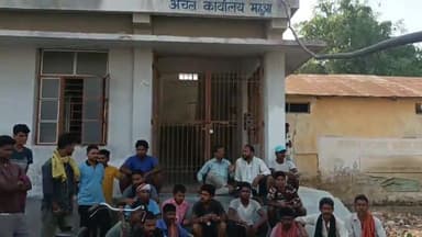 महुआ: महुआ में नप के सफाई कर्मियों की हड़ताल के बाद सोमवार को नप के प्रधान लिपिक एवं पर्यवेक्षक ने सफाई कर्मियों से की वार्ता