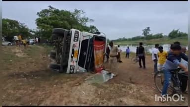 फारबिसगंज: रानीगंज सड़क मार्ग पर लुटिया पुल के समीप पाम ऑयल लदा कंटेनर पलटा