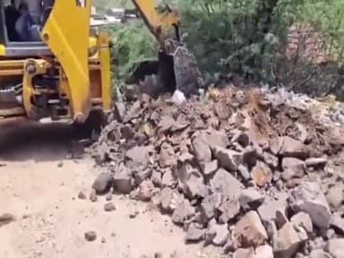 बाड़मेर: शहर के गडरा चौराहे के आसपास लंबे समय से हो रखे अतिक्रमण को नगर परिषद ने हटाया