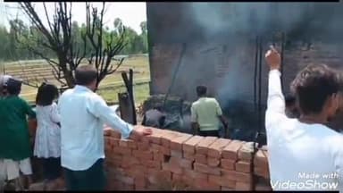 बेहट: मिर्ज़ापुर कस्बे में छप्परनुमा घर में लगी भीषण आग, घरेलू सामान जलकर हुआ राख