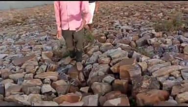 त्योंथर: गोवर्धहा बांध की तकनीकी इंजिनियर से जांच कराने की ग्रामीणों ने की मांग, जगह-जगह टूटी बांध