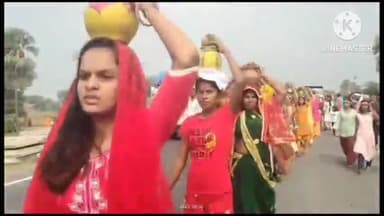 रहुई: रहुई गांव के पश्चिमी देवी मंदिर से अखंड कीर्तन से पूर्व गाजे बाजे के साथ निकाली गई कलश यात्रा