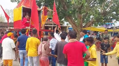 सिमडेगा: रथ यात्रा के मौके पर तामड़ा स्थित जगन्नाथ मंदिर से निकली गई रथयात्रा, मेले का हुआ आयोजन