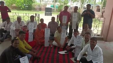 मेड़ता: भाजपा के पार्षदों ने एसडीएम कार्यालय के बाहर शहर की बदहाल सड़कों को लेकर दिया धरना, जमकर किया विरोध प्रदर्शन