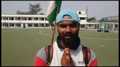 सिमडेगा: पदयात्रा के माध्यम से झारखंड भ्रमण के लिए निकले बोकारो निवासी आर्य गुप्ता पहुंचे सिमडेगा, हॉकी खिलाड़ियों से की मुलाकात