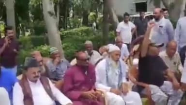 हुज़ूर: उज्जैन शहर कांग्रेस अध्यक्ष पद से हटाए गए रवि भदोरिया अपने समर्थकों के साथ श्यामला हिल्स में कमलनाथ से मिलने पहुंचे