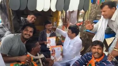 हुज़ूर: भाजपा विधायक रामेश्वर शर्मा ने मुखर्जी नगर में महा जनसंपर्क अभियान के दौरान मोची की दुकान पर बैठकर किया प्रचार