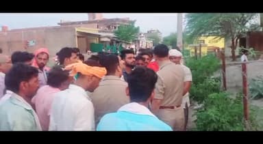 मऊरानीपुर: चुरारी रोड अत्यधिक कच्ची शराब का सेवन करने से एक व्यक्ति की हुई मौत,मौके पर पहुंची कोतवाली पुलिस।