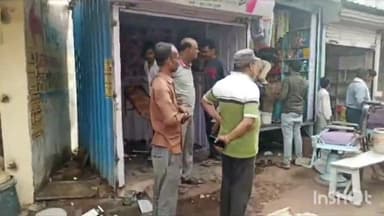 गुना नगर: गुना की रपटा कोटेश्वरी गली के चौड़ीकरण के लिए अतिक्रमण हटाने पहुंचे नपा के अमले का दुकानदारों ने जमकर किया विरोध