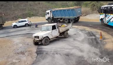 बतौली: दुर्घटनाओं से बचने लुचकी  घाट का हो रहा है डामरीकरण ,खबर का हुआ असर