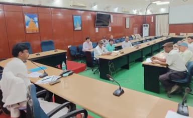 गया टाउन सीडी ब्लॉक: समाहरणालय सभाकक्ष में जिलाधिकारी ने कृषि विभाग एवं जिले में विभिन्न नहर परियोजना के पदाधिकारियों के साथ बैठक की