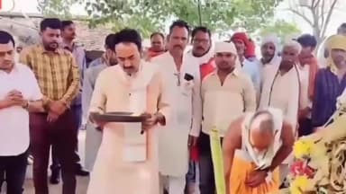 गुनौर: बिहार सरवरिया ग्राम में चल रही भागवत कथा के समापन पर पहुंचे कैबिनेट मंत्री बृजेंद्र प्रताप सिंह