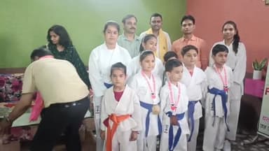 मथुरा: अंतरराष्ट्रीय कराटे चैंपियनशिप प्रतियोगिता में मथुरा से तीन खिलाड़ियों ने जीते मेडल सौख रोड पर खिलाड़ियों का हुआ सम्मान