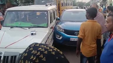 सिंगरौली: नवजीवन बिहार चौराहे के पास तेज रफ्तार परिवहन करती बोलेरो ने सड़क किनारे खड़ी कार में मारी टक्कर, जमकर हुआ बवाल