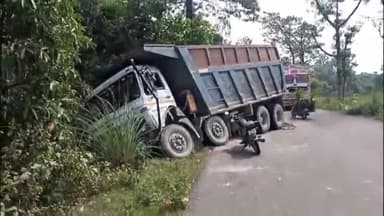 बेहट: रायपुर रोड पर दो डम्परों की हुई टक्कर, चालक ने कूदकर बचाई जान