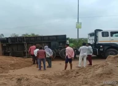 कोटा।
बेक लेते समय पिन टूटने से रेत से भरा ट्रेलर पलटा
-रेत खाली करने ऊपर चढ़े‌ मजदूर दबे, एक की मौत, 3 घायल