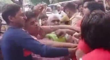 नौगावां सादात: नौगावां कस्बे में झगड़ा कर रहे युवकों को बचाने के लिए पहुंची पुलिस के साथ दबंग युवकों ने की मारपीट