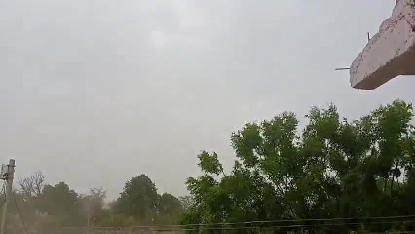 कन्नौज वासियों को आंधी और पानी के  आने से गर्मी से मिली निजात.मौसम हुआ सुहाना
#weatherreports #weathernews #weather