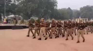 जौनपुर: हुसैनाबाद के पुलिस लाइन में एसपी अजयपाल शर्मा ने परेड की ली सलामी, दिए  आवश्यक निर्देश