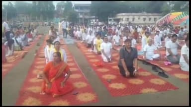 बिहार: श्रम कल्याण केंद्र के मैदान में योग महोत्सव का किया गया आयोजन ,सैकड़ो लोग ने किया योग