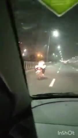 गाज़ियाबाद: गाजियाबाद में नेशनल हाईवे पर बाइक से अश्लील स्टंट करते युवक-युवती का वीडियो हुआ वायरल