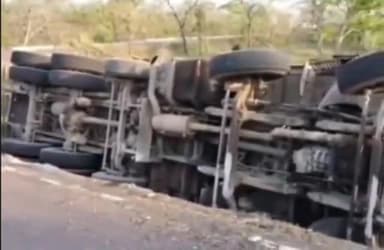 सिंगरौली: सरई मुख्य मार्ग पर तेज रफ्तार परिवहन करता हाइवा वाहन अनियंत्रित होकर पलटा, हादसे में चालक हुआ घायल