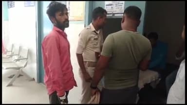 बिहार: पुल पर शराब के नशे में धुत एक शराबी को लहेरी थाना पुलिस ने किया गिरफ्तार, मेडिकल जांच के लिए लाया गया सदर अस्पताल