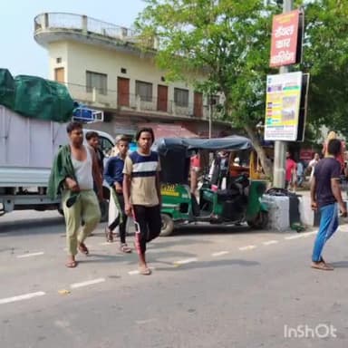 हापुड़: दिल्ली रोड स्थित एसएसवी कॉलेज के पास अनियंत्रित ऑटो कार से टकराकर डिवाइडर से टकराया, ऑटो सवार 3 यात्री हुए घायल