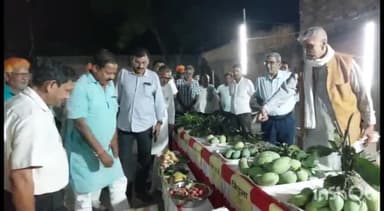 मुशहरी: पीएनटी रोड स्थित किसान भोला नाथ झा के आवासीय परिसर में चाइना लीची पर अपने शोध को किया प्रदर्शित