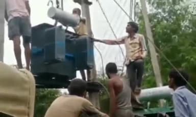 सिंगरौली: ग्राम पंचायत समदा में उत्पन्न विद्युत समस्या का मरम्मतीकरण कार्य करने पहुंचे विद्युत विभाग के कर्मचारी