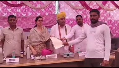 रावला: 7KND ग्राम पंचायत में लगे महंगाई राहत कैंप का जिला प्रमुख ने किया निरीक्षण