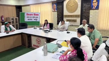 हापुड़: कलेक्ट्रेट सभागार कक्ष में किसान दिवस के अवसर पर किसान नेताओं ने DM प्रेरणा शर्मा को समस्याओं से कराया अवगत