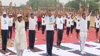 गोड्डा: अंतरराष्ट्रीय योग दिवस के अवसर पर गांधी मैदान में पुलिस अधीक्षक के साथ प्रशासन के लोगों ने किया योग