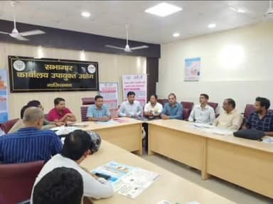 गाज़ियाबाद: कलेक्ट्रेट स्थित जिला उद्योग केंद्र सभागार में जन सेवा केंद्र संचालकों के साथ उधम रजिस्ट्रेशन हेतु कार्यशाला का आयोजन