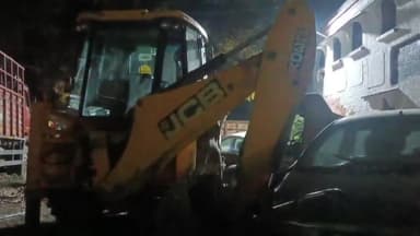 करछना: अवैध खनन में लिप्त दो जेसीबी मशीन को घूरपुर पुलिस द्वारा चंपतपुर से पकड़कर किया गया सीज