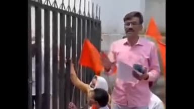 हुज़ूर: फसल बीमा की राशि नहीं मिलने पर भोपाल कलेक्टोरेट के बाहर किसानों ने किया हंगामा, धरने पर बैठे