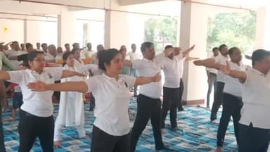 लखीसराय: व्यवहार न्यायालय परिसर में विश्व योग दिवस पर योग शिविर का किया गया आयोजन, न्यायधीश,अधिवक्ताओं ने योग का किया अभ्यास