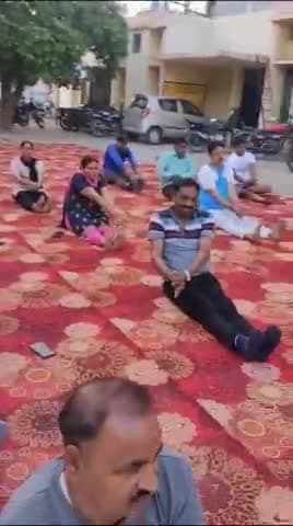 अंतर्राष्ट्रीय योग दिवस पर सी.एस.सी हसनपुर पर योग करते भाजपा कार्यकर्ता। करो योग,रहो निरोग 
#MohitAgarwalBjp